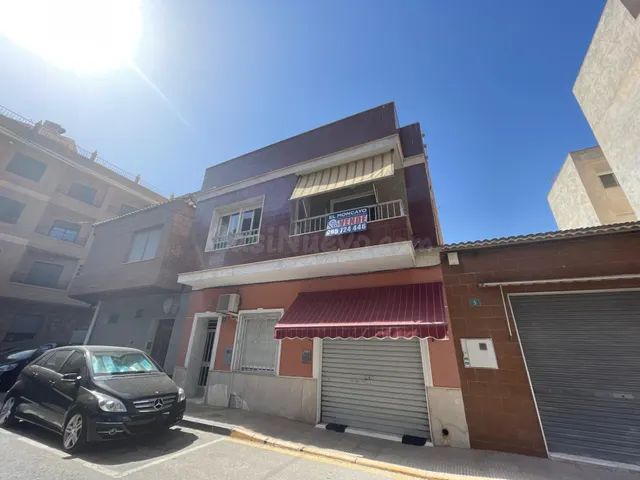Gran vivienda con garaje, patio y solárium privado en Rojale