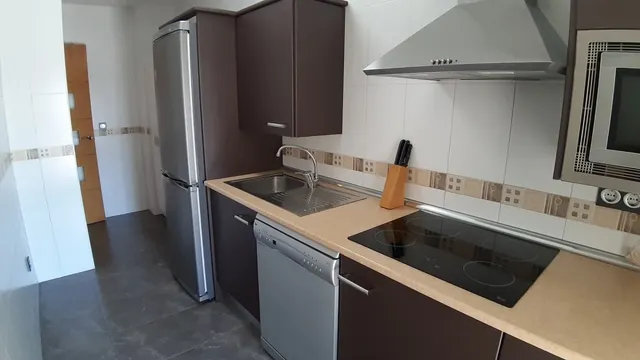 APARTAMENTO SEMINUEVO, CÉNTRICO CON PISCINA COMUNITARIA, AIRE ACONDICIONADO Y PLAZA DE GARAJE — 6