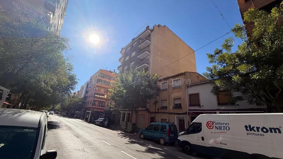 Piso de 4 habitaciones, dos terrazas en calle corredera