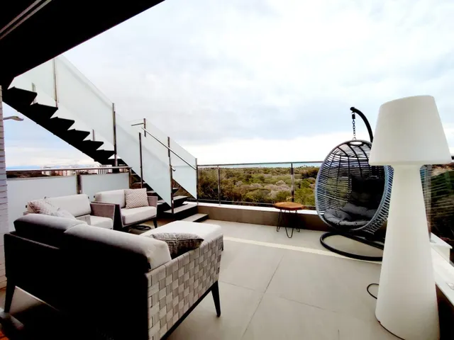 Fantástico ático con impresionantes vistas al mar y a la emb