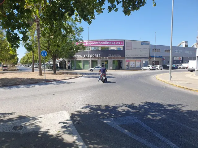 Local comercial con gran fachada en la avenida principal del - foto 4