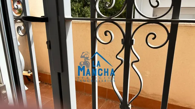 INMOBILIARIA LA MANCHA VENDE ADOSADO EN BARRIO MEDICINA. — 12