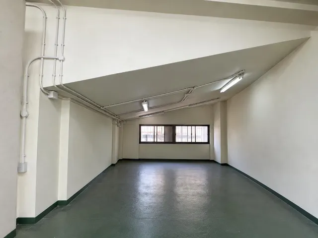 Local comercial en Schamann con escaparate, zona de exposición y amplio almacén — 6