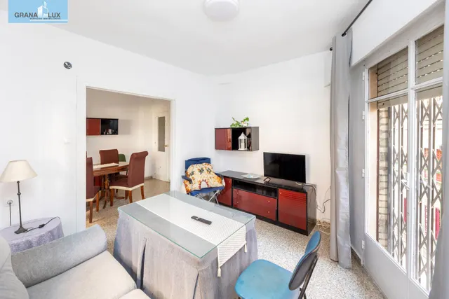 Venta de piso de 4 dormitorios y 2 baños en Granada (Zona Centro) — 4
