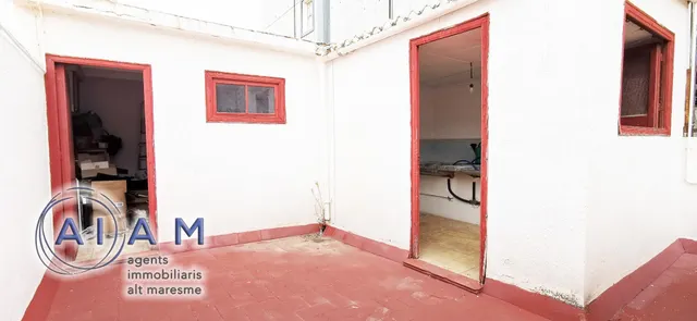 Edifidio con local y vivienda dúplex en carrer Església — 34