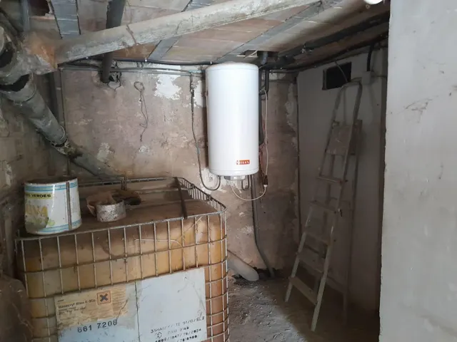 OPORTUNIDA GRAN CASA DE PUEBLO CON VIVIENDA UNIFAMILIAR Y NAV ES ANEXAS — 50