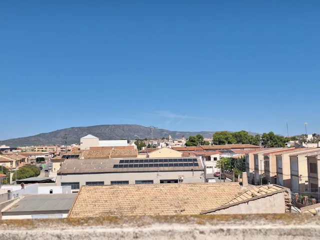 Casa familiar en el centro de Pinoso con gran garaje y potencial de negocio | ¡Solo 780 €/m2! — 50