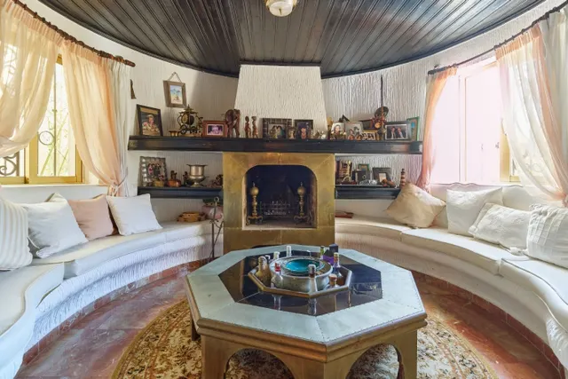 VENTA DE VILLA PAREADA EN EL CENTRO DE MARBELLA. 8 DORMITORIOS, JARDÍN CON PISCINA Y PARKING. — 8