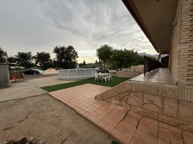 Chalet independiente con 400 m2 construidos, gran parcela y garaje — 42
