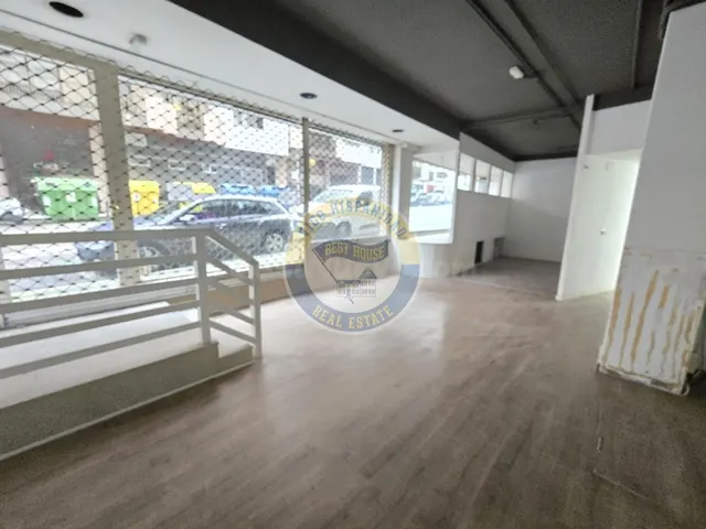 Excelente local comercial con gran escaparate y salida de hu - foto 4