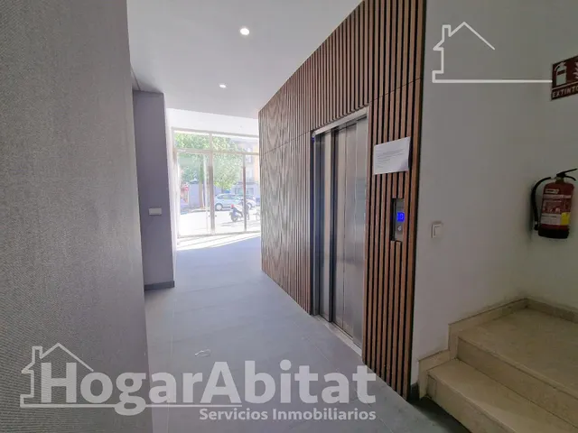 Muy amplio, luminoso y exterior con balcón y ascensor, cerca del metro — 42