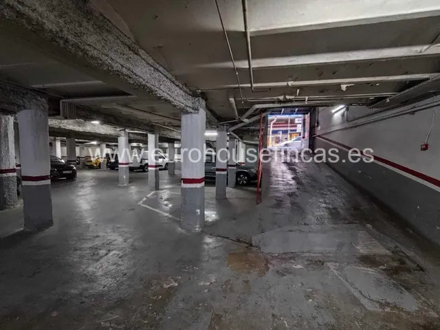 ¡Oportunidad de compra! Plaza de aparcamiento en venta en la Calle Portbou, Sants! — 6
