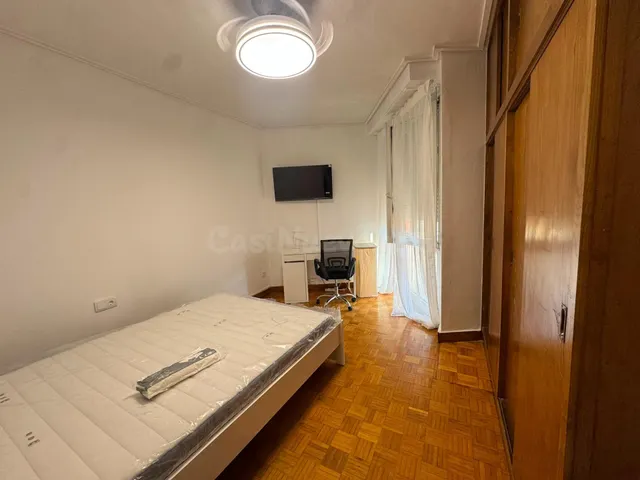 Amplias habitaciones en Alquiler en Piso en la Zona de La Pl - foto 5