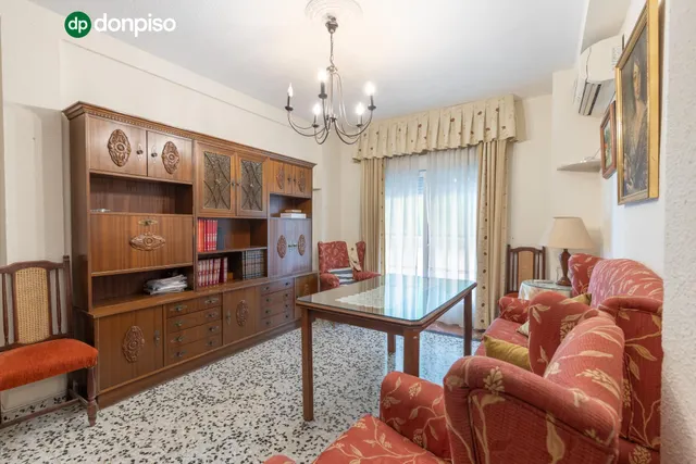 Piso de 3 dormitorios en calle milán, zaidín | muy luminoso y con gran potencial — 3
