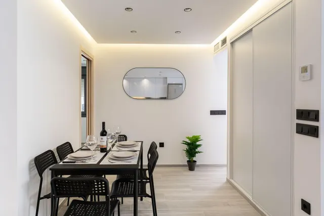 Exclusivo Piso Totalmente Reformado con Terraza en el Centro de Estepona — 7