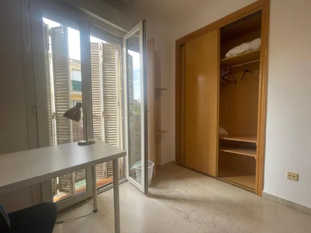 Amplia habitación  en Granada, Ideal para Estudiantes — 17