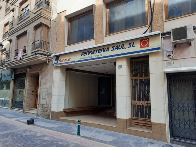 LOCAL COMERCIAL CON ACCESO DESDE DOS CALLES