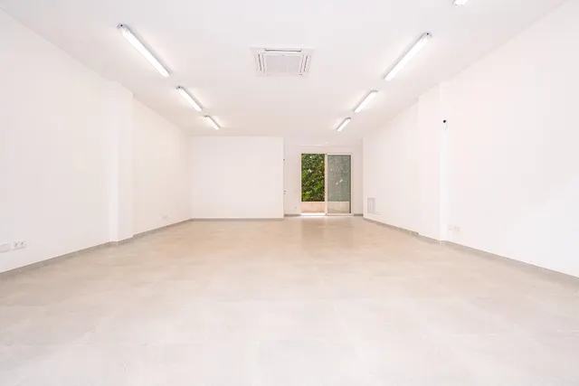Local seminuevo a pie de calle con patio ajardinado al lado del Paseo Mallorca — 7