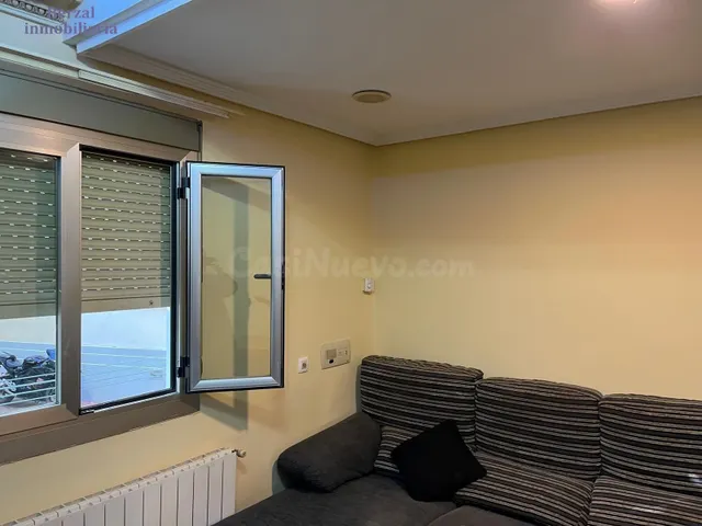 Piso planta baja, de tres hb y baño. Cocina y salón. Todo ex - foto 2
