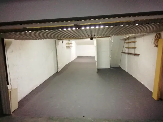 Plaza de garaje cerrado con altillo — 2