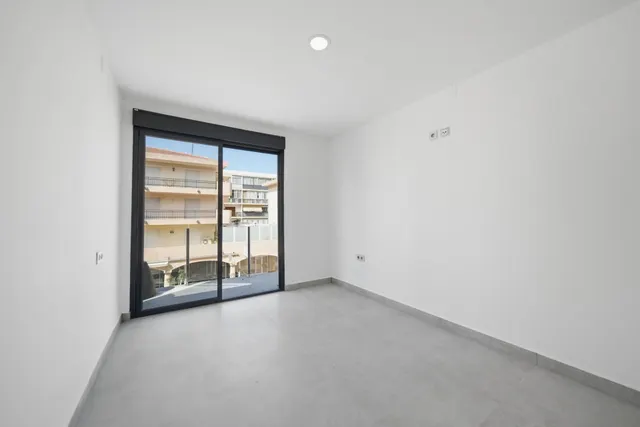 Chalet independiente en venta en Calle de la Roca Negra — 23