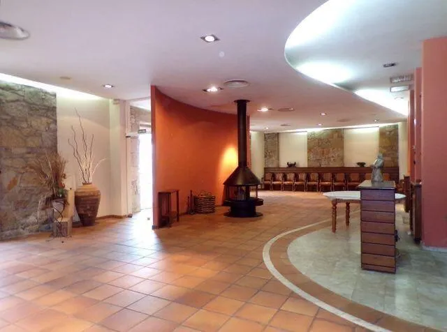 Local de hostelería y casa de dos viviendas en venta — 4