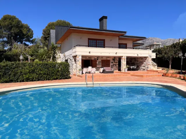 Chalet independiente, Piscina, gran garaje, aire acondiciona