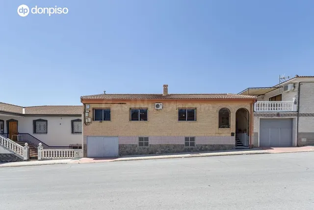 Gran casa en una sola planta con bajo de 130 m2 y solar de 3