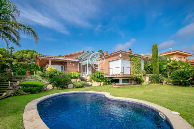 Preciosa casa de lujo en venta con vistas al mar y piscina en Calella — 38