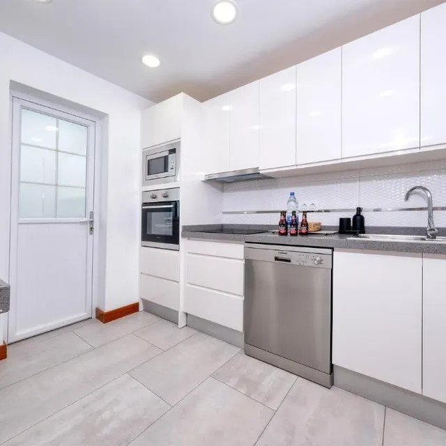 Villa con piscina privada y gran potencial en Playa Blanca — 11
