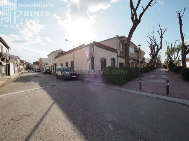 Se vende casa-solar en esquina planta baja en una de las pri