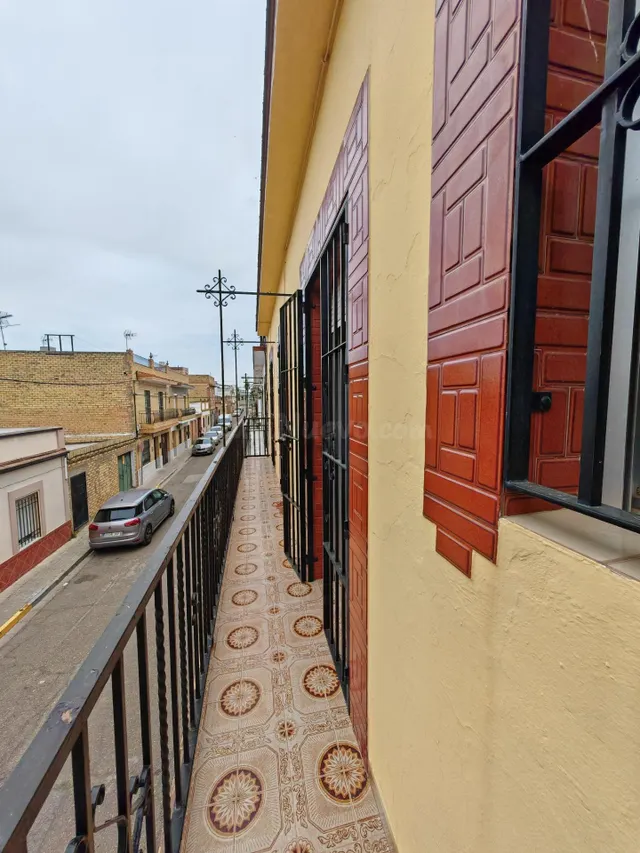 Casa unifamiliar en planta alta con terraza en Brenes - Sevi