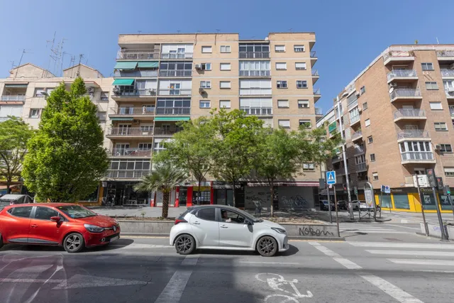 Piso con terraza y gran potencial junto a Camino de Ronda — 43