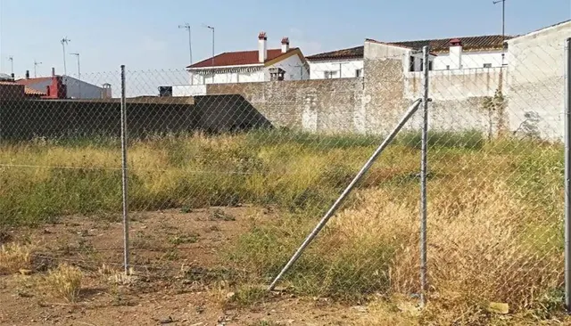 Solar urbano de 648 m2 vallado y edificable en Los Santos de - foto 3