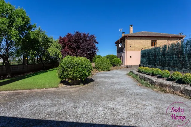 Casa de 5 dormitorios con terreno en Angüés - foto 3