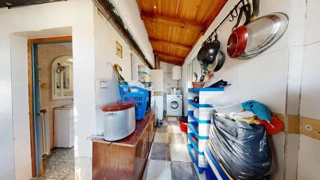 CASA UNIFAMILIAR de 170m2 útiles sobre parcela de 265m2. Distribuido en sótano con bodega, salón, cocina, dos baños, cuatro habitaciones y buhardilla diáfana — 16