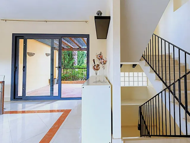 Magnífica y espaciosa casa adosada de 4 plantas (aprox. 176 m2). Varias terrazas y gran zona de piscina comunitaria. Cerca de campos de golf, La Zenia Boulevard, y a poco más de 5 km de las playas. — 24