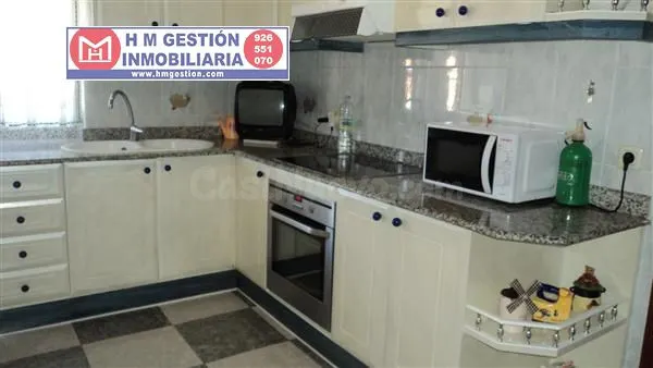CASA REFORMADA TOTALMENTE HACE 20 AÑOS, CON COCINA AMUEBLADA
