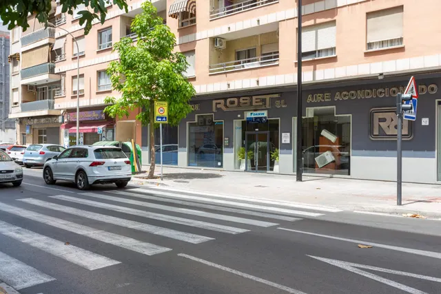 Oportunidad en Gandia: Amplio Local Comercial en Venta — 5