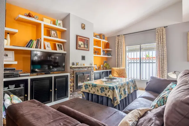 Vive en Simón Verde: Casa pareada con patio, garaje cubierto, piscina y el metro a un paso. — 14