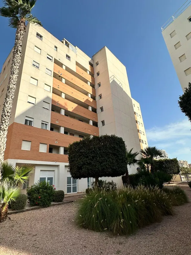 Apartamento con vistas al mar, piscina y garaje en Guardamar - foto 2