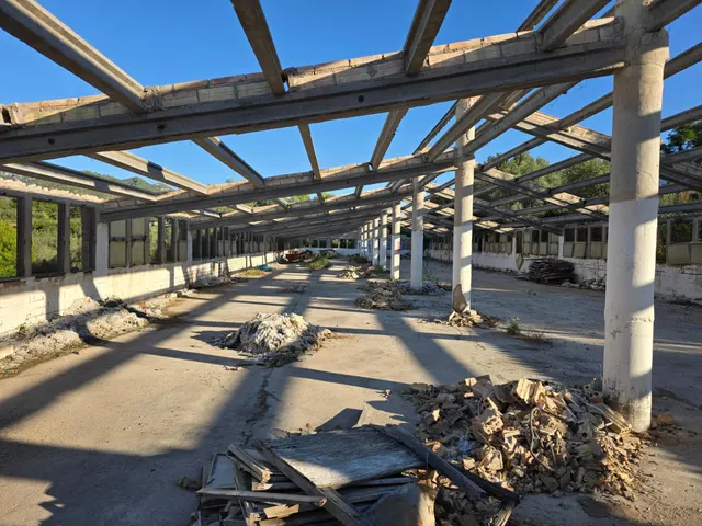 PARCELA DE 2.000 m2 CON EDIFICACIÓN DE 900 m2 — 8