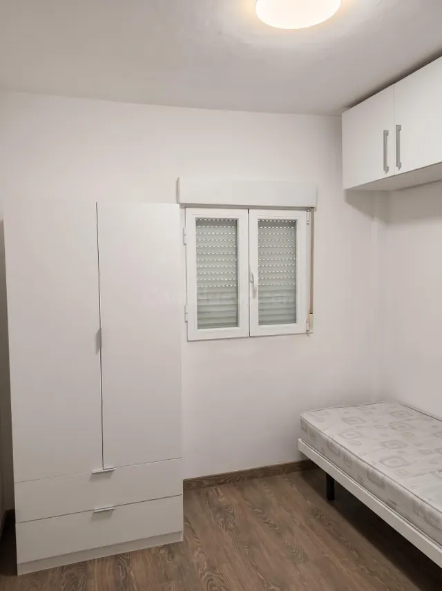 Luminoso ático de 3 dormitorios en alquiler temporal en Granada: Ideal para estudiantes de máster y profesores - Zona Camino de Ronda | Ref: DLR_1278 — 7