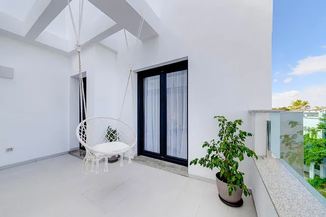 Casa adosada moderna y espaciosa (aprox. 116 m2) con 3 dorm, 3 baños, varias terrazas, y gran piscina comunitaria. Cerca de campos de golf, La Zenia Boulevard, y a poco más de 5 km de las playas. — 22