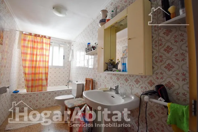 ¡4 DORMITORIOS! MUY AMPLIO CON BALCÓN EN EL CENTRO — 35