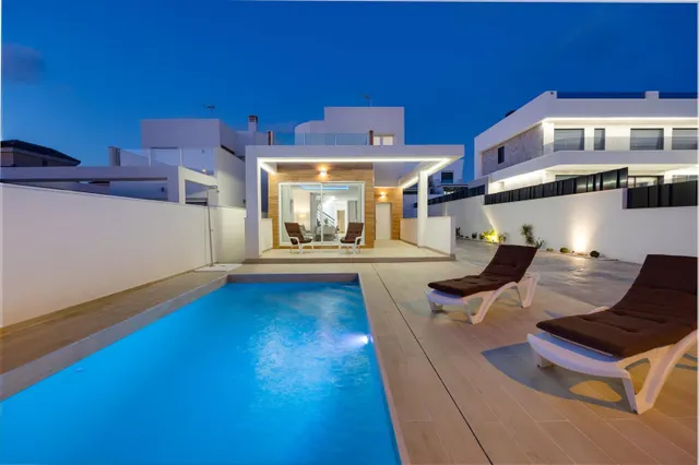 Villa moderna de 3 dormitorios con piscina privada en Aguas Nuevas, Torrevieja — 9