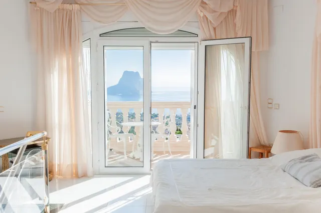 Amplia villa con vistas panorámicas al mar y pista de tenis privada en Calpe — 41