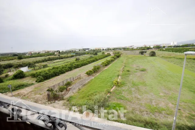 ¡Zona centro! Amplio y luminoso con garaje y balcón de vistas despejadas — 13