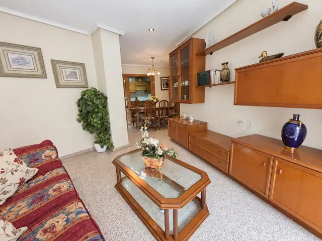 Amplio piso de 3 habitaciones junto a la Glorieta y el puerto de Santa Pola — 2