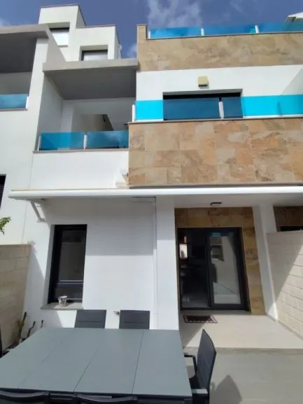 Casa adosada en venta en Bigastro con 3 dormitorios, 3 baños, solárium privado de 39 m2 y piscina comunitaria — 36